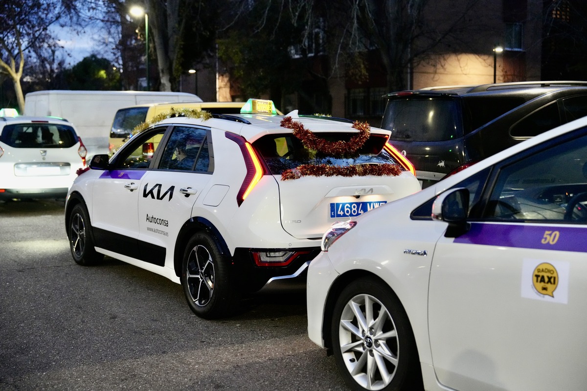 Cabalgata Solidaria Abuelitos 2024 de los taxistas de Valladolid.  / R. VALTERO ICAL