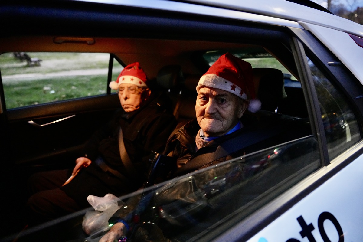 Cabalgata Solidaria Abuelitos 2024 de los taxistas de Valladolid.  / R. VALTERO ICAL