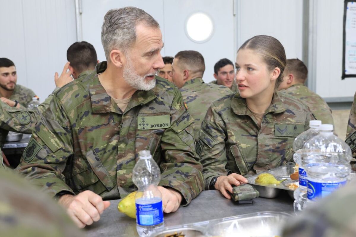 El rey Felipe VI visita a los alumnos de la Academia General Militar durante las maniobras en el Centro Nacional de Adiestramiento de San Gregorio  / FRANCISCO GÓMEZ/CASA DE S.M. EL REY