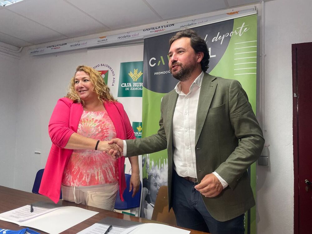 Imagen de la firma del acuerdo del Aula con Cavidel, con Ana Belén Pastor y Mario Villa.