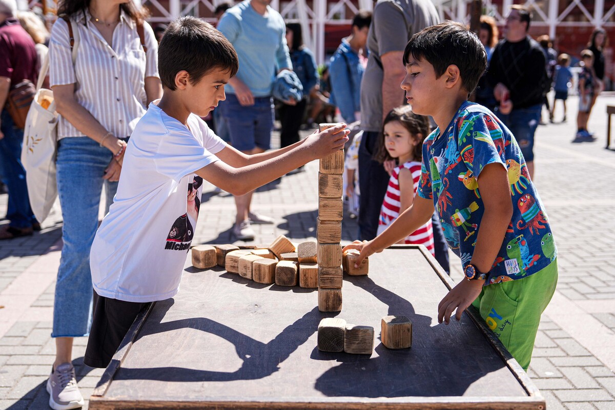 Juegos infantiles en la plaza de la Solidaridad  / RUBÉN ORTEGA