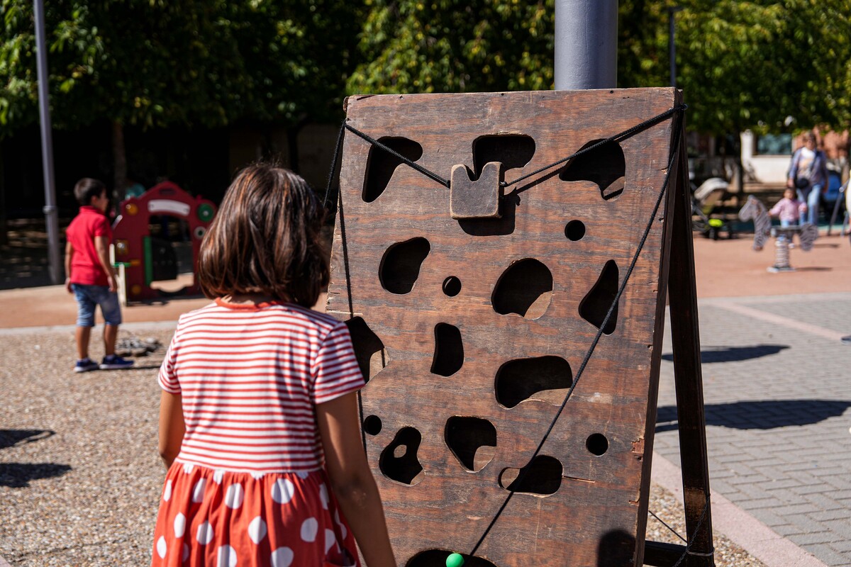 Juegos infantiles en la plaza de la Solidaridad  / RUBÉN ORTEGA