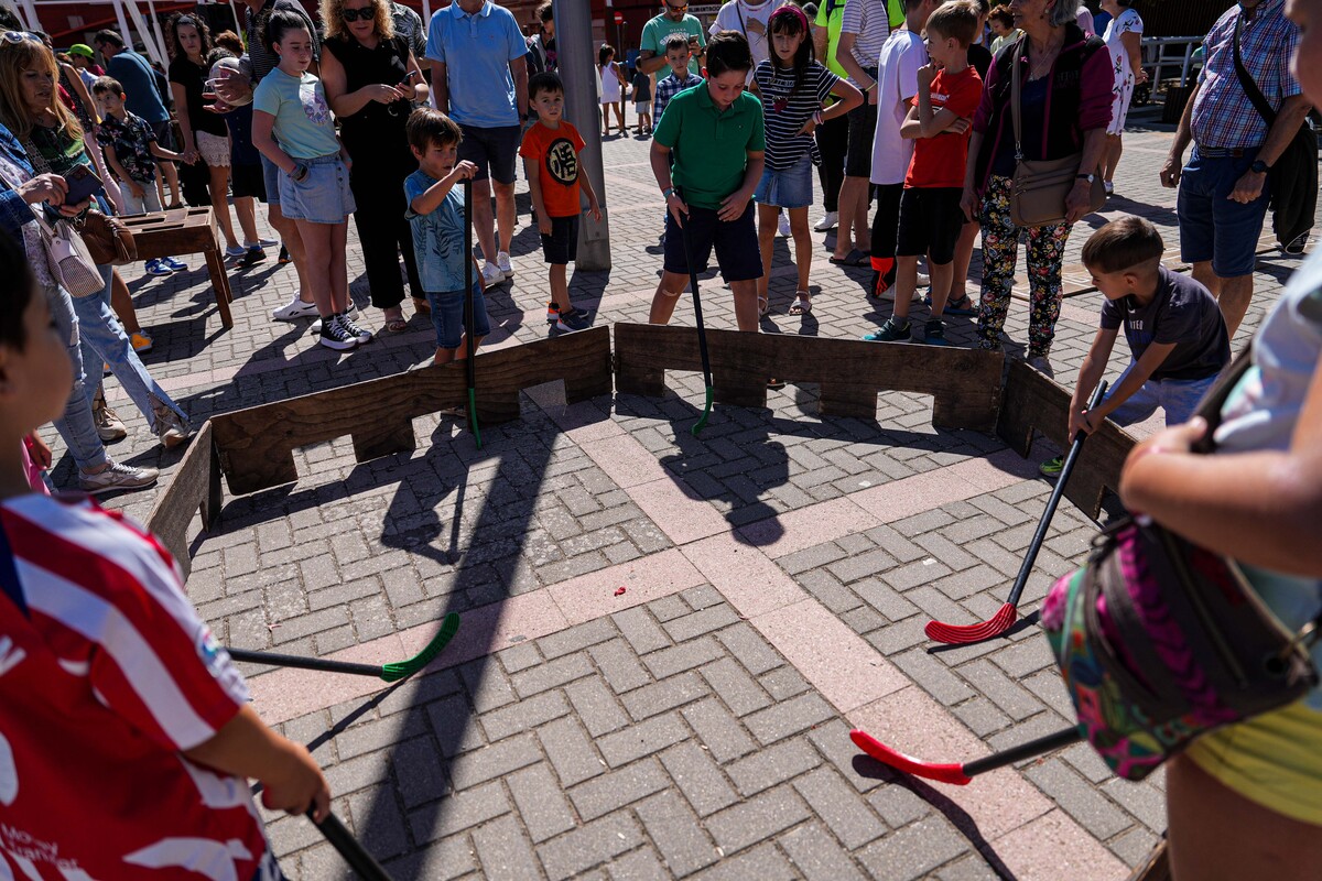 Juegos infantiles en la plaza de la Solidaridad  / RUBÉN ORTEGA