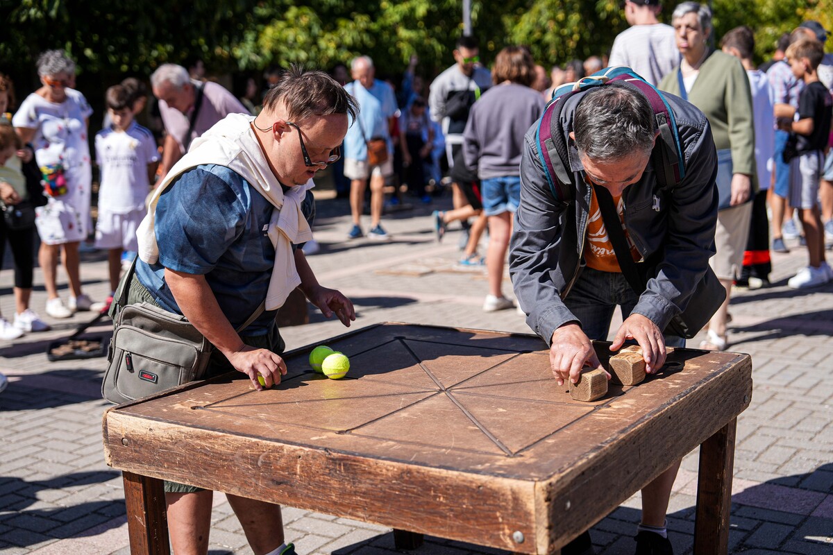 Juegos infantiles en la plaza de la Solidaridad  / RUBÉN ORTEGA