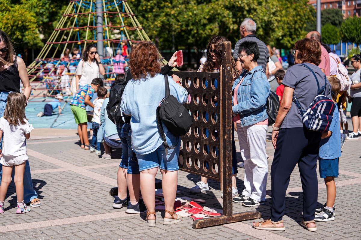 Juegos infantiles en la plaza de la Solidaridad  / RUBÉN ORTEGA