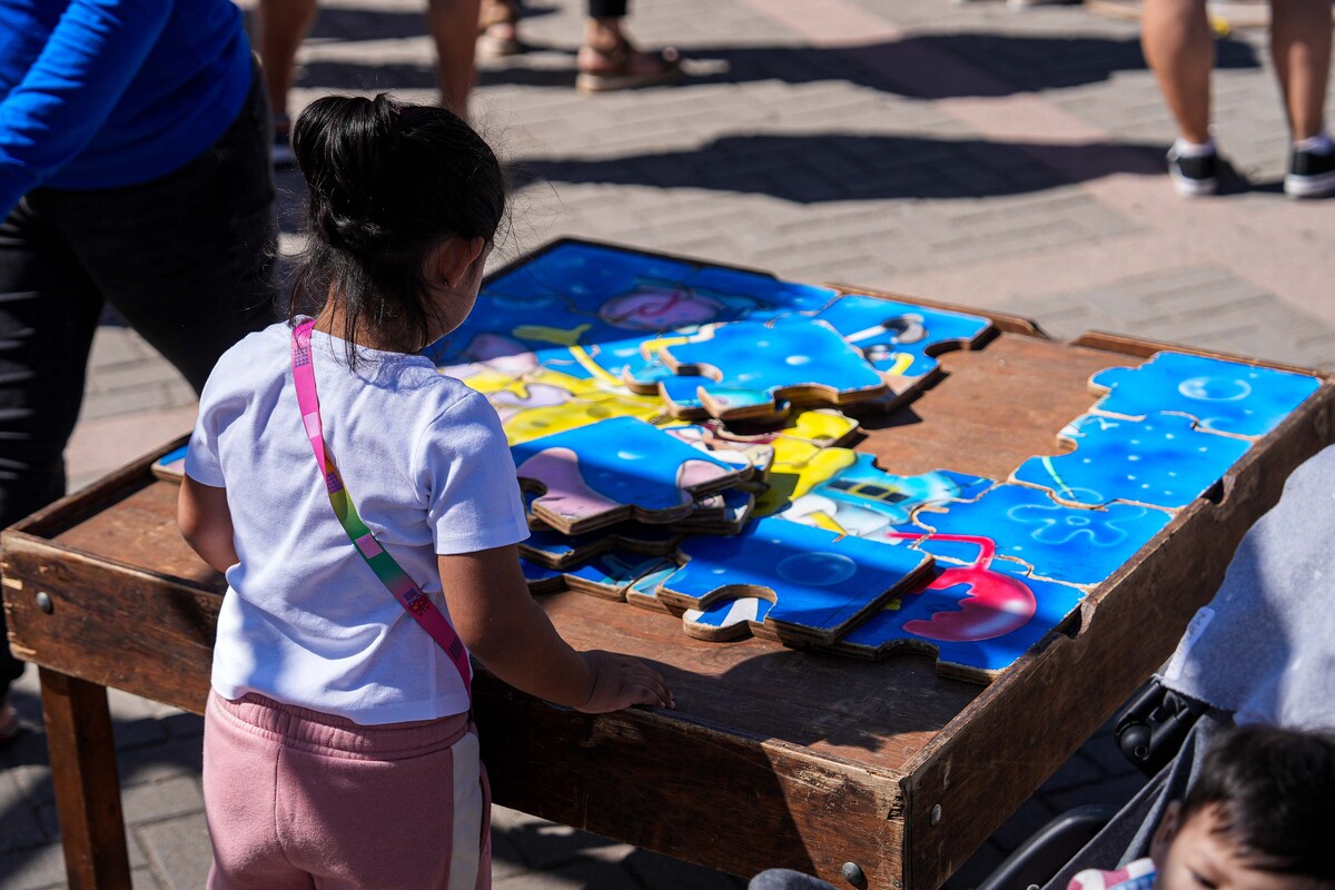 Juegos infantiles en la plaza de la Solidaridad  / RUBÉN ORTEGA