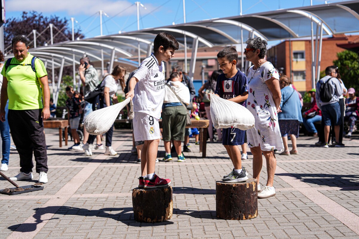 Juegos infantiles en la plaza de la Solidaridad  / RUBÉN ORTEGA