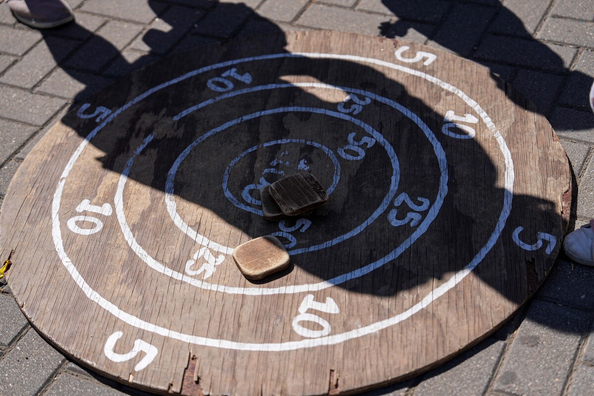 Juegos infantiles en la plaza de la Solidaridad  / RUBÉN ORTEGA