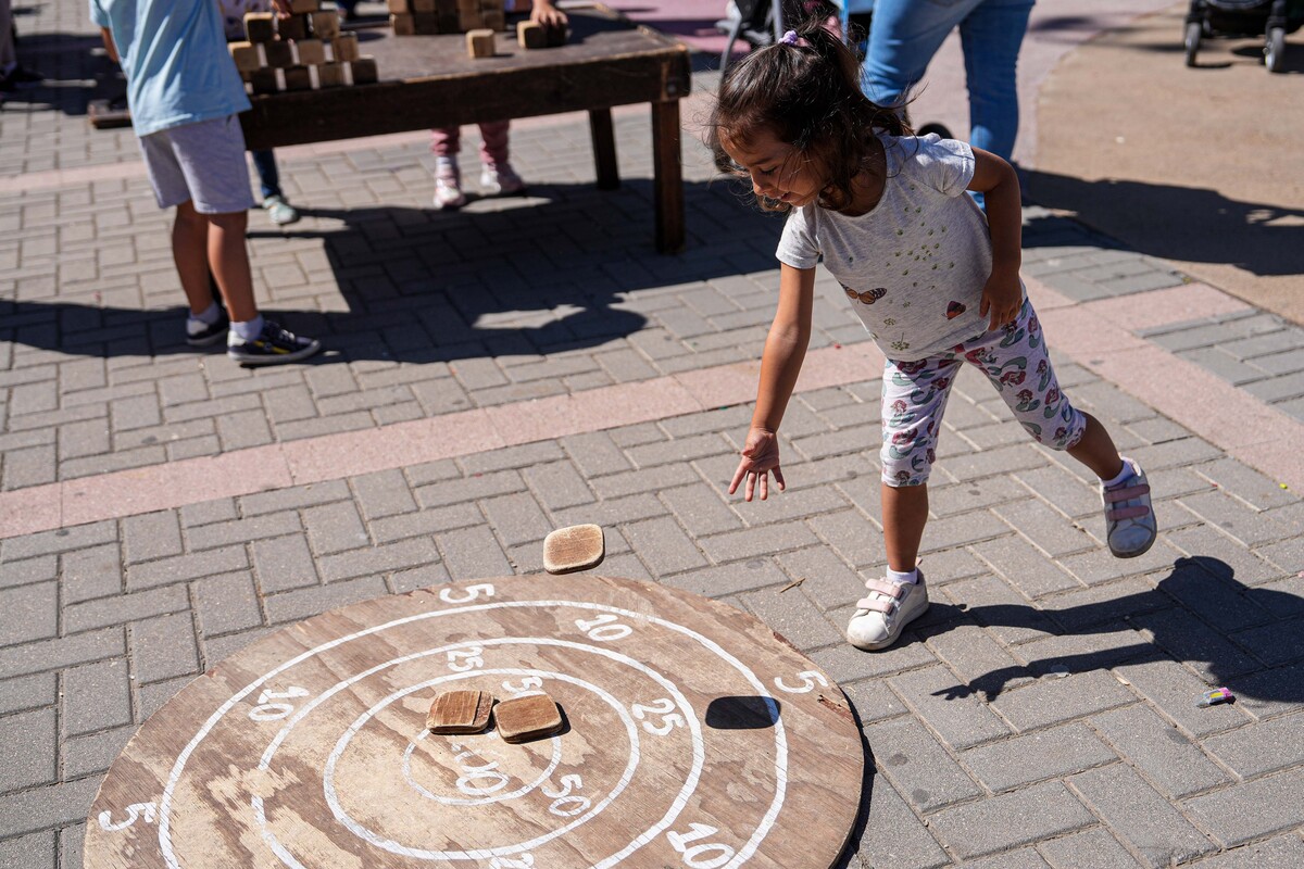 Juegos infantiles en la plaza de la Solidaridad  / RUBÉN ORTEGA