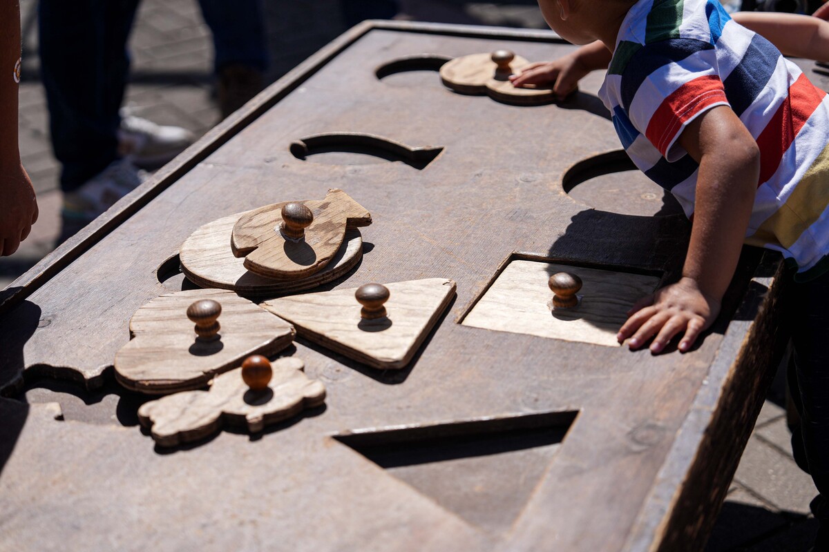 Juegos infantiles en la plaza de la Solidaridad  / RUBÉN ORTEGA