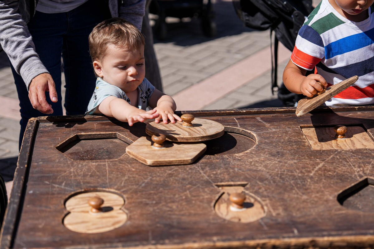 Juegos infantiles en la plaza de la Solidaridad  / RUBÉN ORTEGA