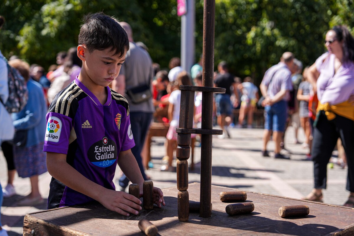 Juegos infantiles en la plaza de la Solidaridad  / RUBÉN ORTEGA