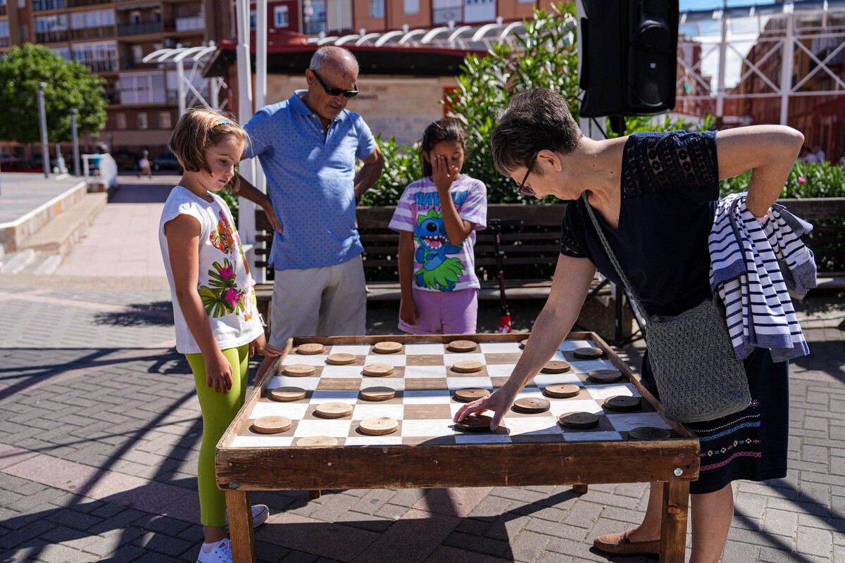 Juegos infantiles en la plaza de la Solidaridad  / RUBÉN ORTEGA