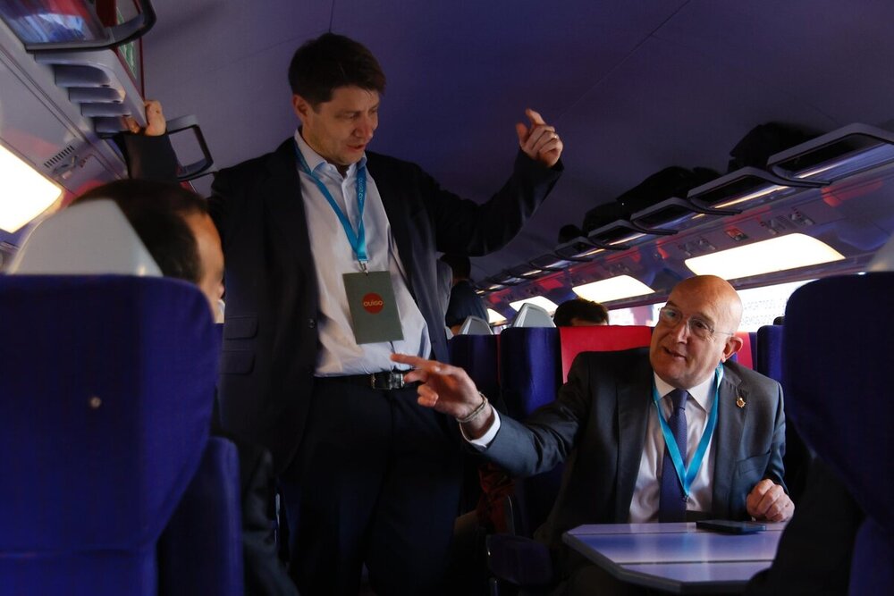 El primer tren Ouigo de la línea Madrid - Valladolid.