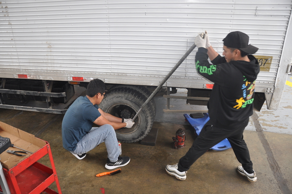 Camioneros de Perú buscan mejorar su vida en Valladolid