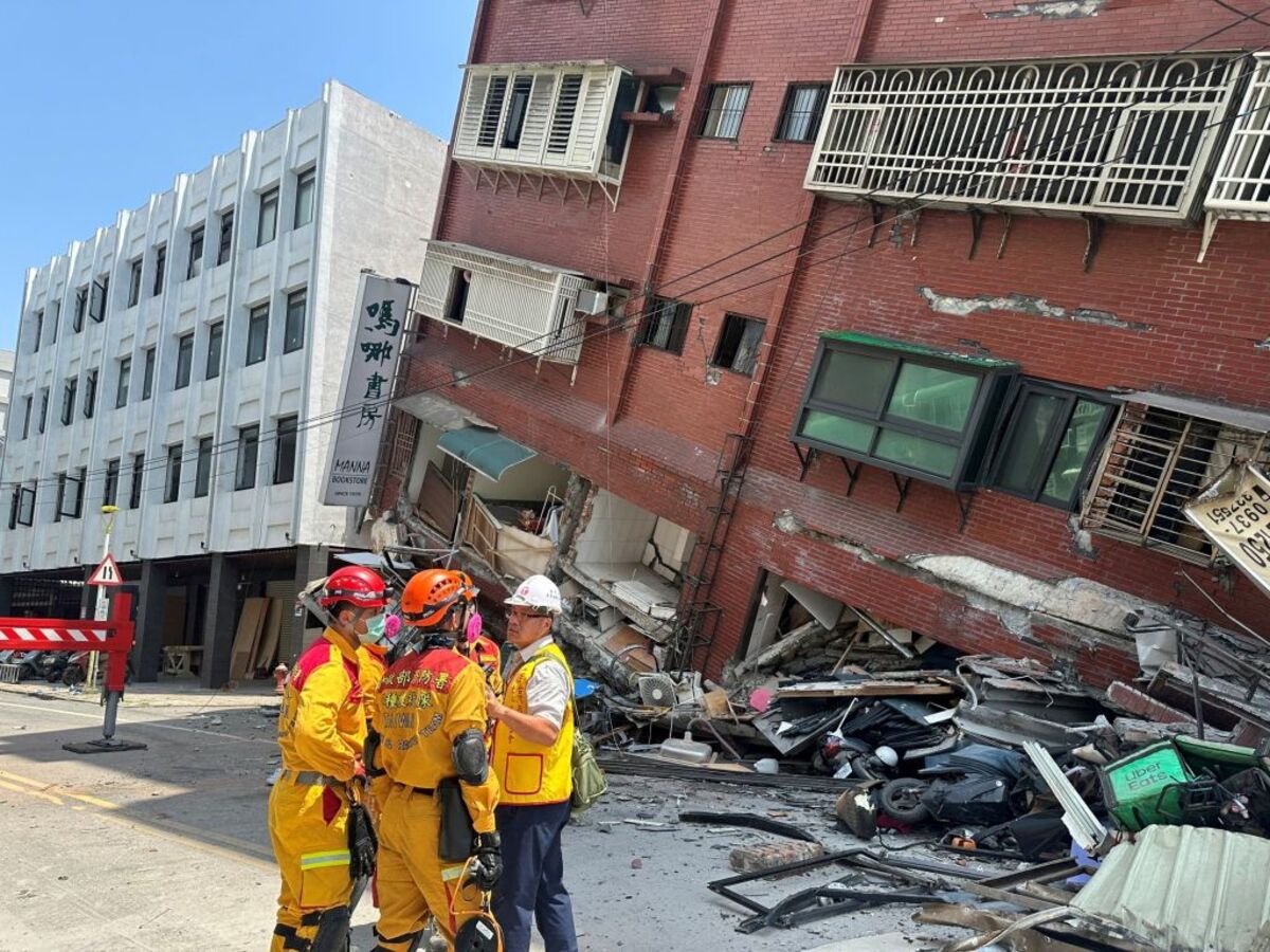 Firefighters work at the site where a building collapsed following the earthquake, in Hualien  / TAIWAN NATIONAL FIRE AGENCY