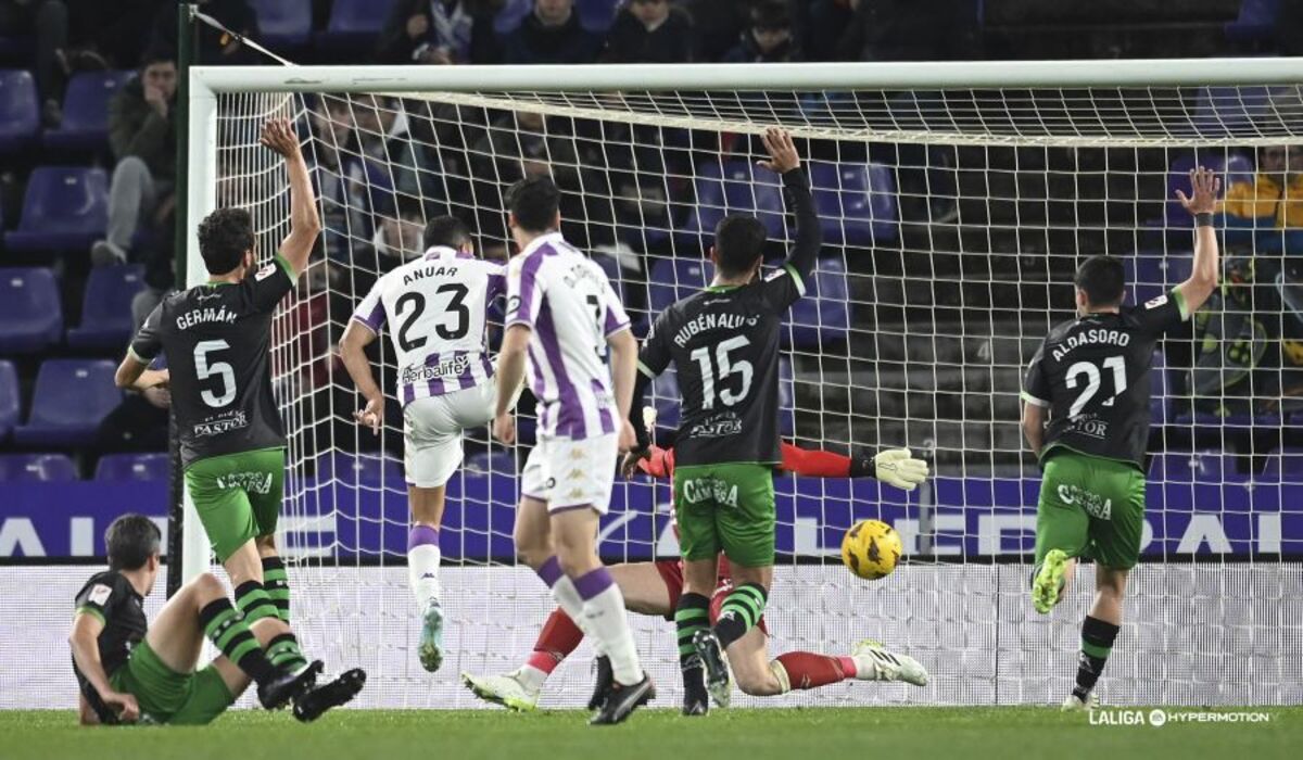 Imagen del Real Valladolid-Racing de Santander.  / LALIGA