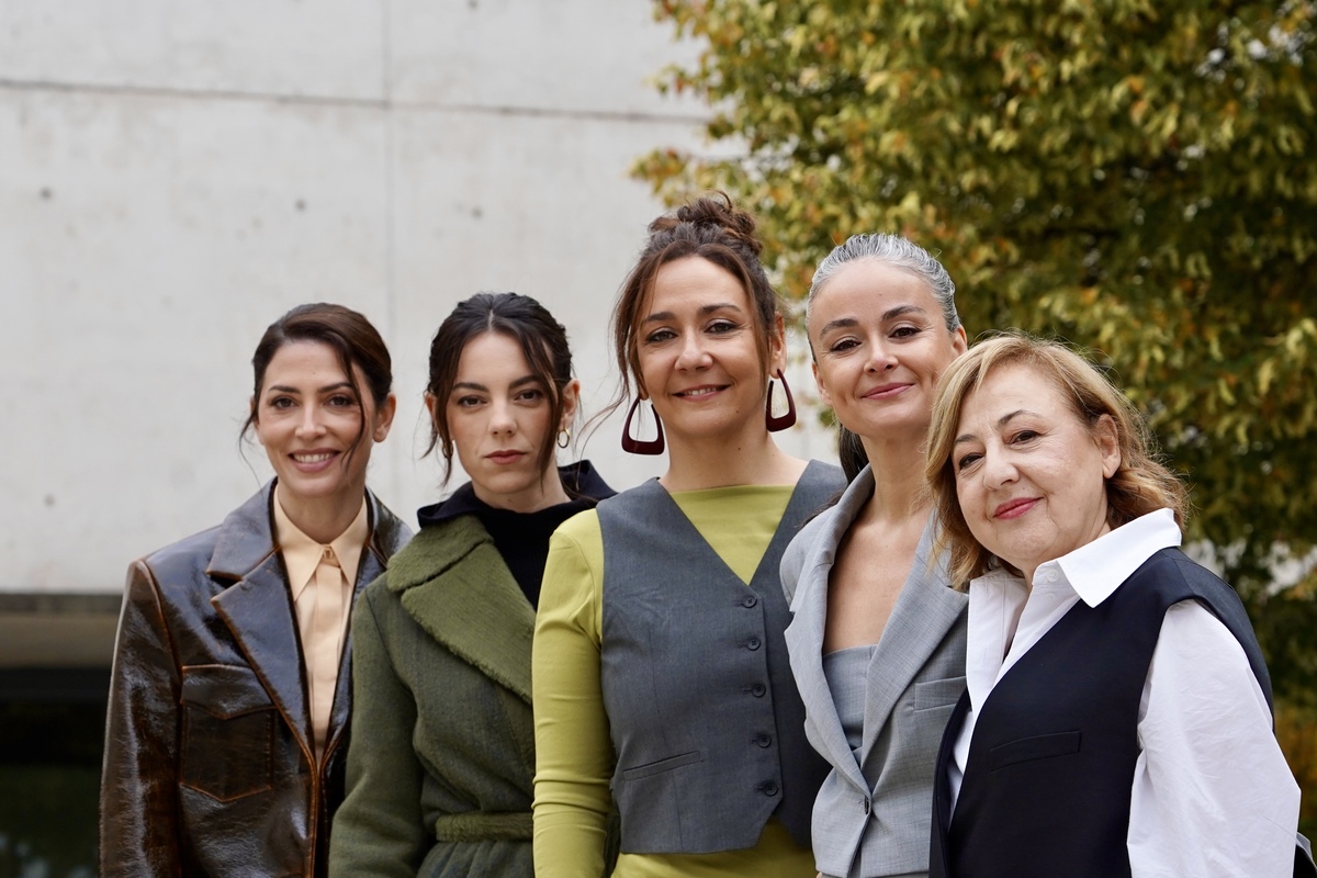 Las protagonistas de película de la Sección Oficial ‘Verano en diciembre’, junto a su directora Carolina África.  / MIRIAM CHACÓN ICAL