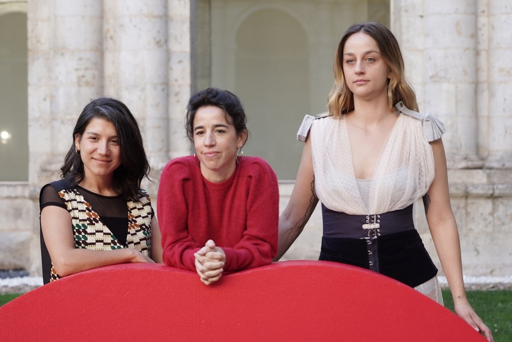 La directora de la película 'Salve Maria’, Mar Coll (centro), junto a la actrices protagonistas Giannina Fruttero (izquierda) y Laura Weissmahr.