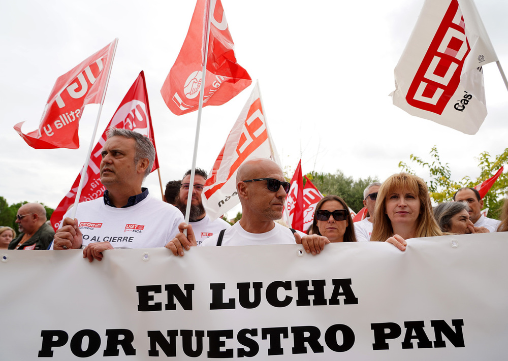 Concentración del comité de empresa de Bimbo ante las Cortes.