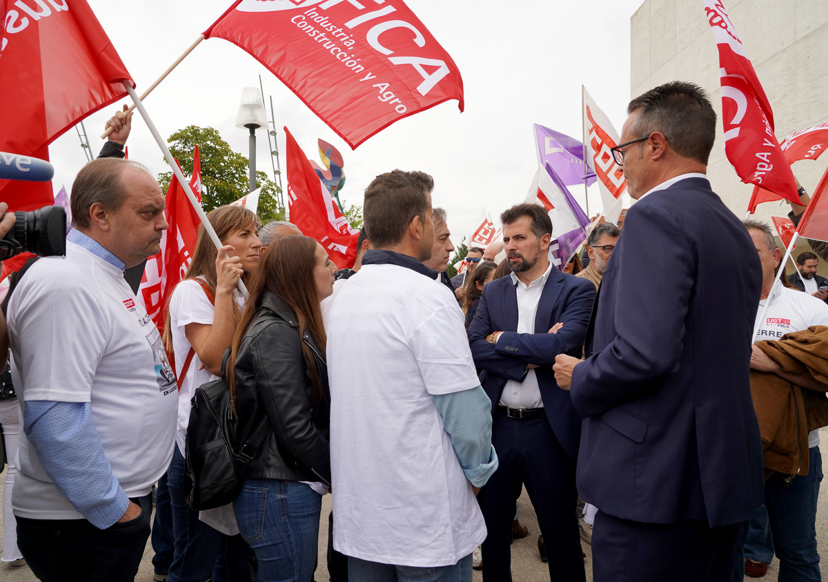 Concentración del comité de empresa de Bimbo ante las Cortes.  / LETICIA PÉREZ ICAL