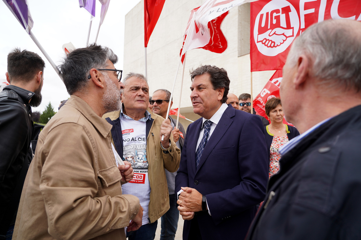 Concentración del comité de empresa de Bimbo ante las Cortes.  / LETICIA PÉREZ ICAL