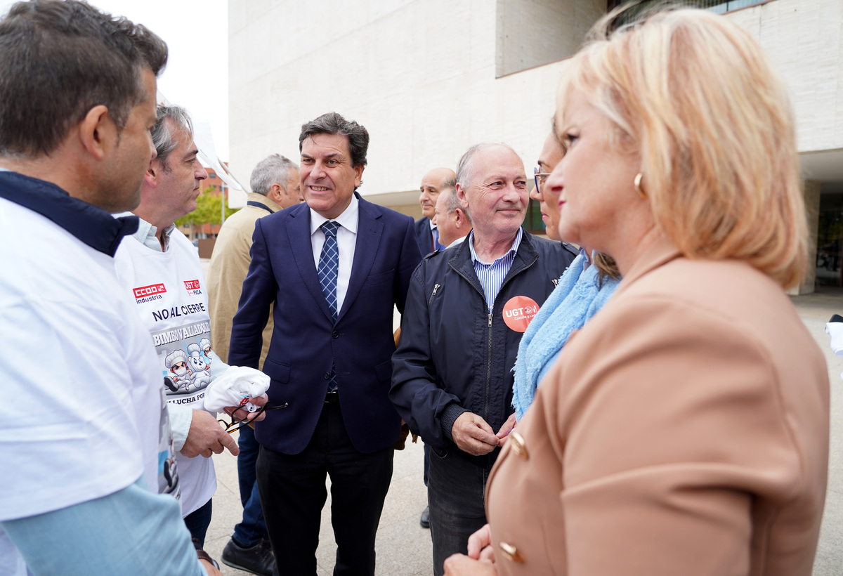 Concentración del comité de empresa de Bimbo ante las Cortes.  / LETICIA PÉREZ ICAL