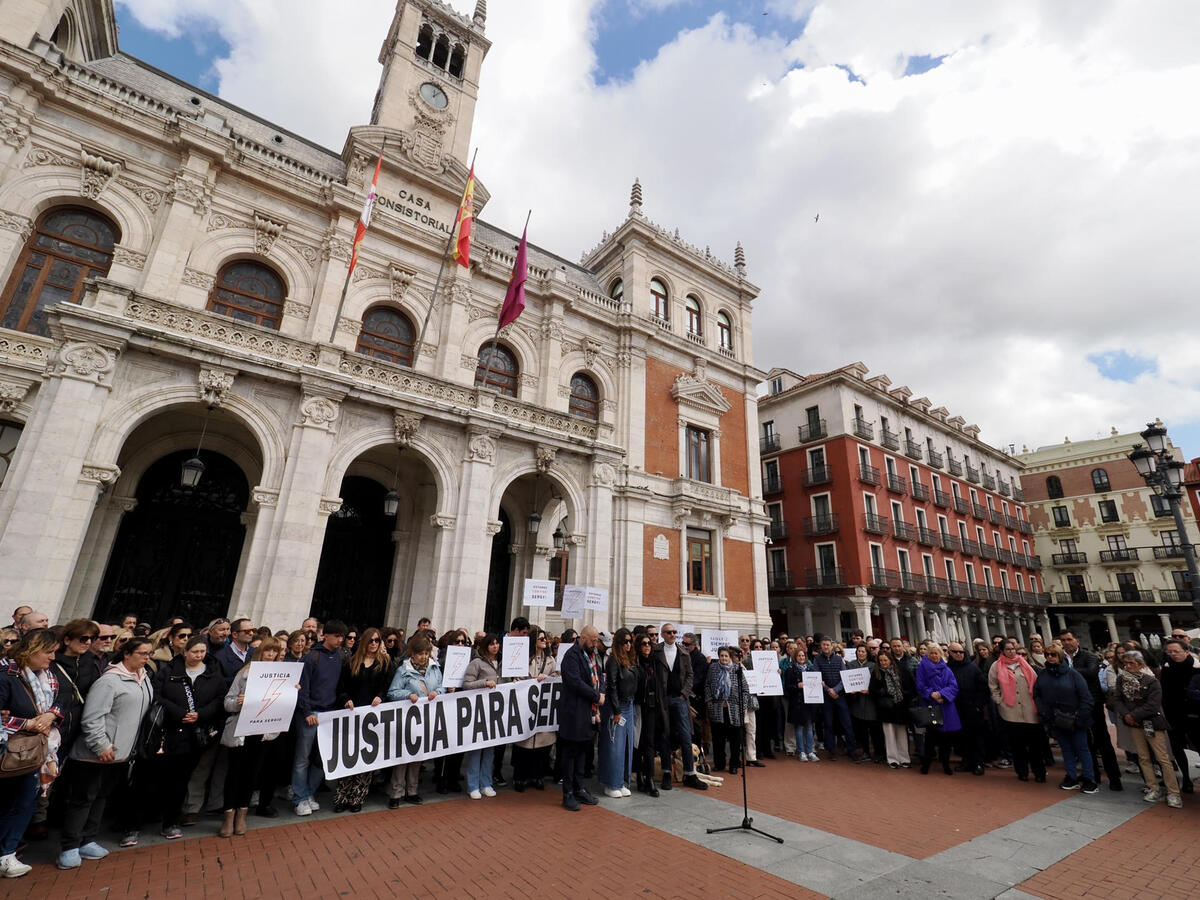 Concentración en la Plaza Mayor de Valladolid en recuerdo de Sergio Delgado Franco, el joven asesinado en burgos el pasado mes de febrero.  / EFE