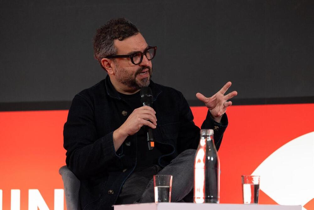 El cineasta mexicano Alfonso Ruizpalacios en la rueda de prensa de la película 'La Cocina' en la 69 Seminci. 