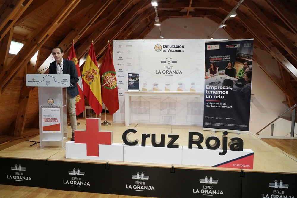 El presidente de la Diputación de Valladolid, Conrado Íscar, y el presidente de Cruz Roja en Valladolid, Juan José Zancada, inauguran el IX Encuentro de Mercados Inclusivos, que se desarrollará en el Espacio La Granja.