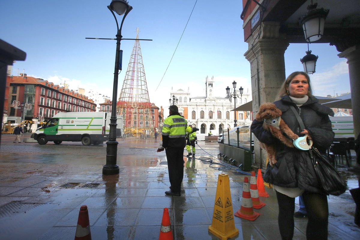 Rotura de una tubería en la calle Santiago  / JONATHAN TAJES