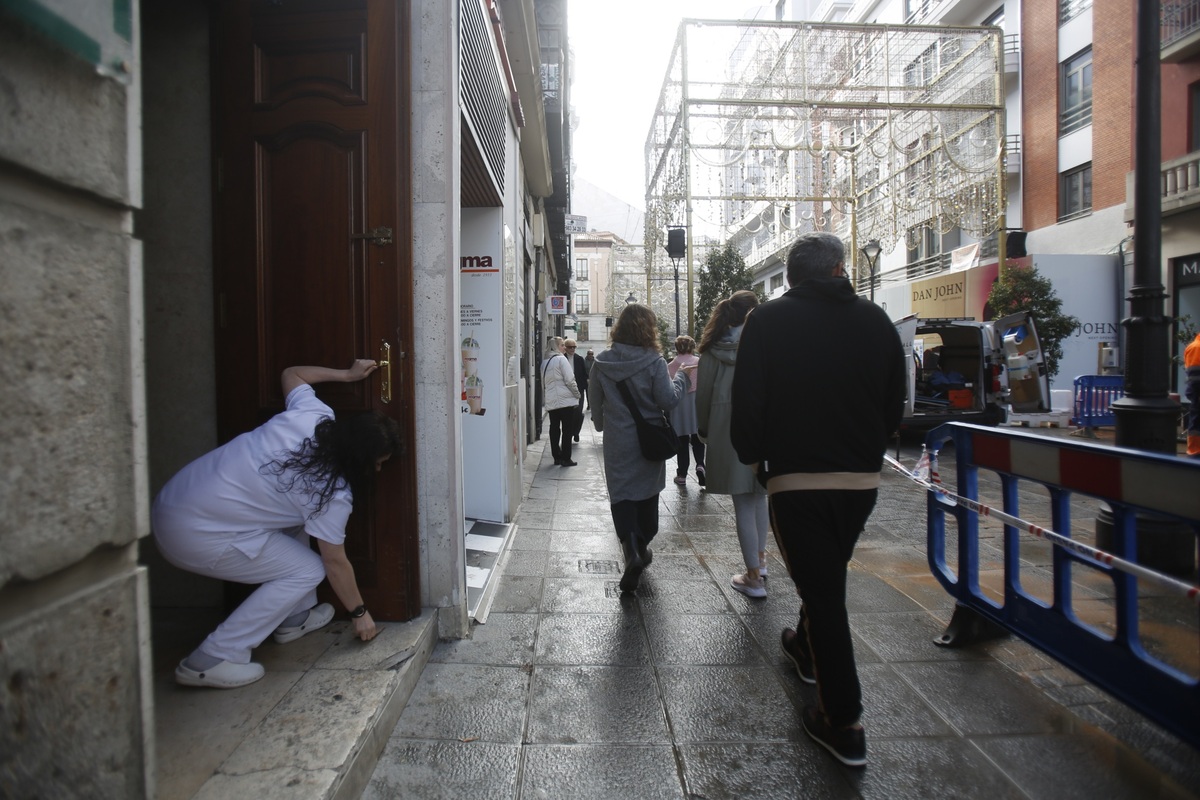 Rotura de una tubería en la calle Santiago  / JONATHAN TAJES