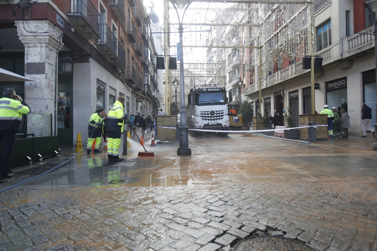 Rotura de una tubería en la calle Santiago  / JONATHAN TAJES