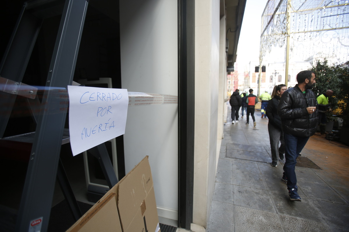 Rotura de una tubería en la calle Santiago  / JONATHAN TAJES