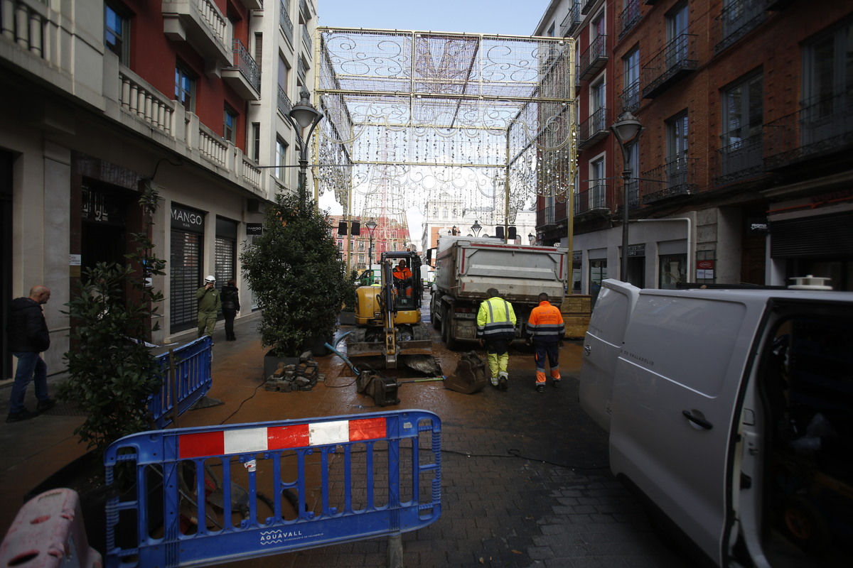 Rotura de una tubería en la calle Santiago  / JONATHAN TAJES