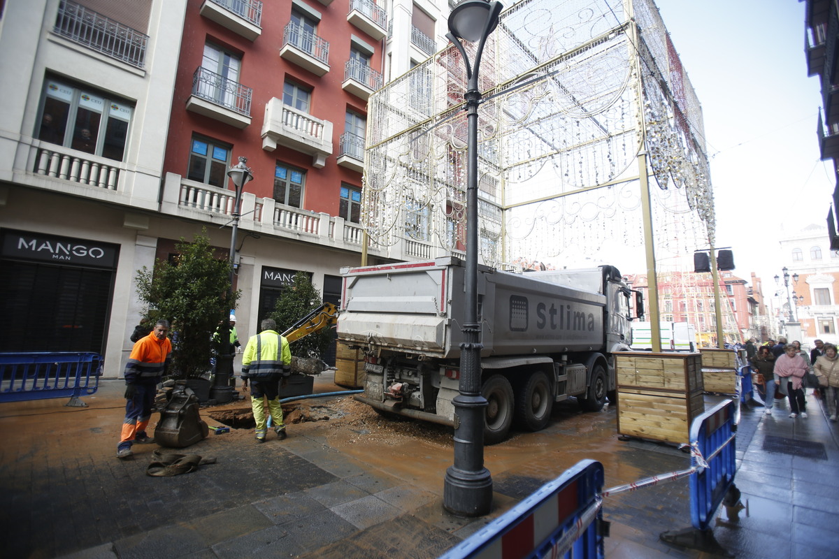 Rotura de una tubería en la calle Santiago  / JONATHAN TAJES