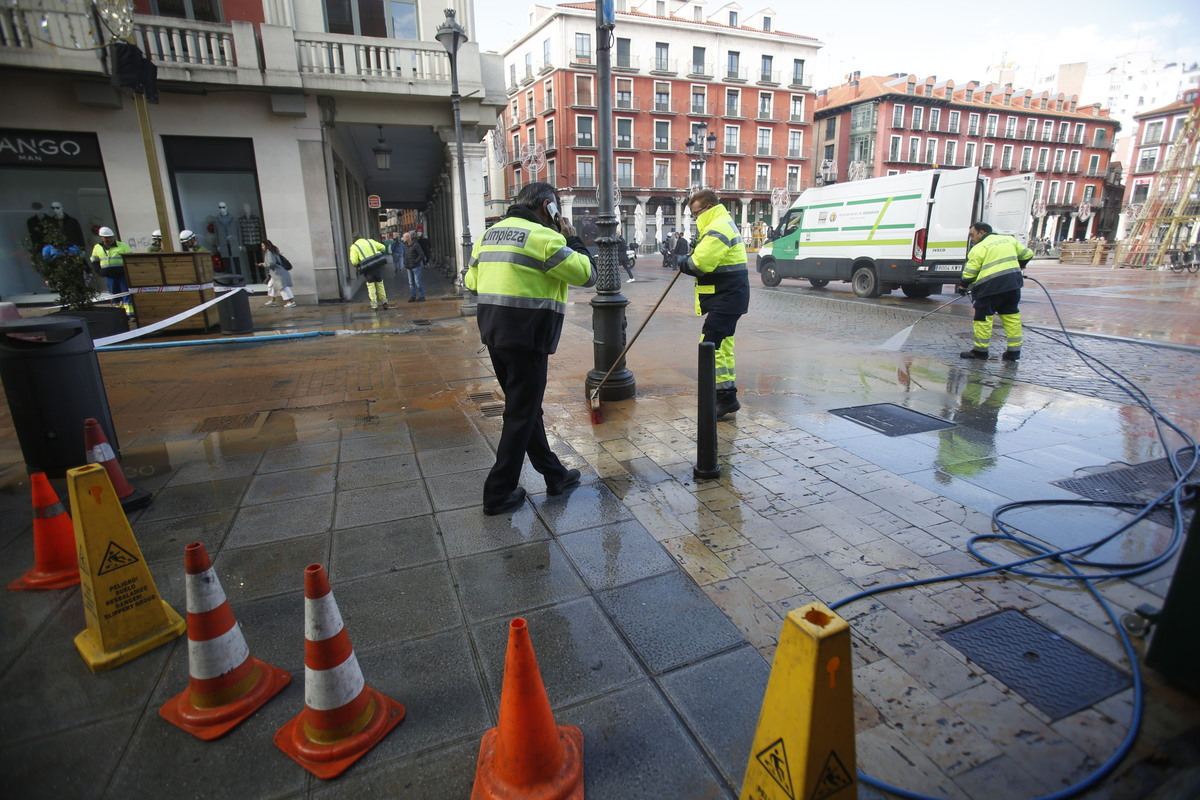 Rotura de una tubería en la calle Santiago  / JONATHAN TAJES