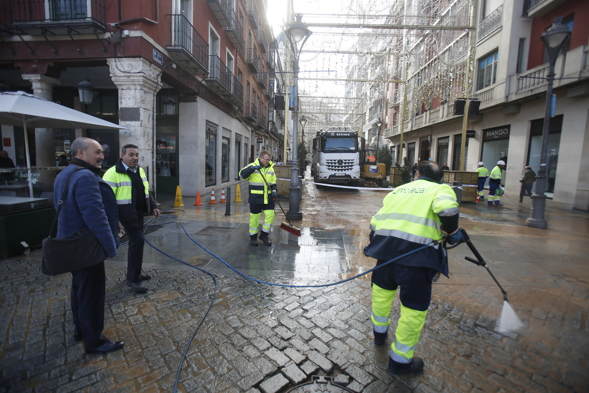 Rotura de una tubería en la calle Santiago  / JONATHAN TAJES