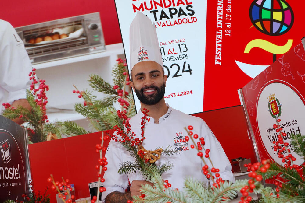 Imrun Texeira,cocinero del restaurante Wanderlust de Canadá, participa con su tapa mariposa Tikka Masala en el VIII Campeonato Mundial de Tapas.