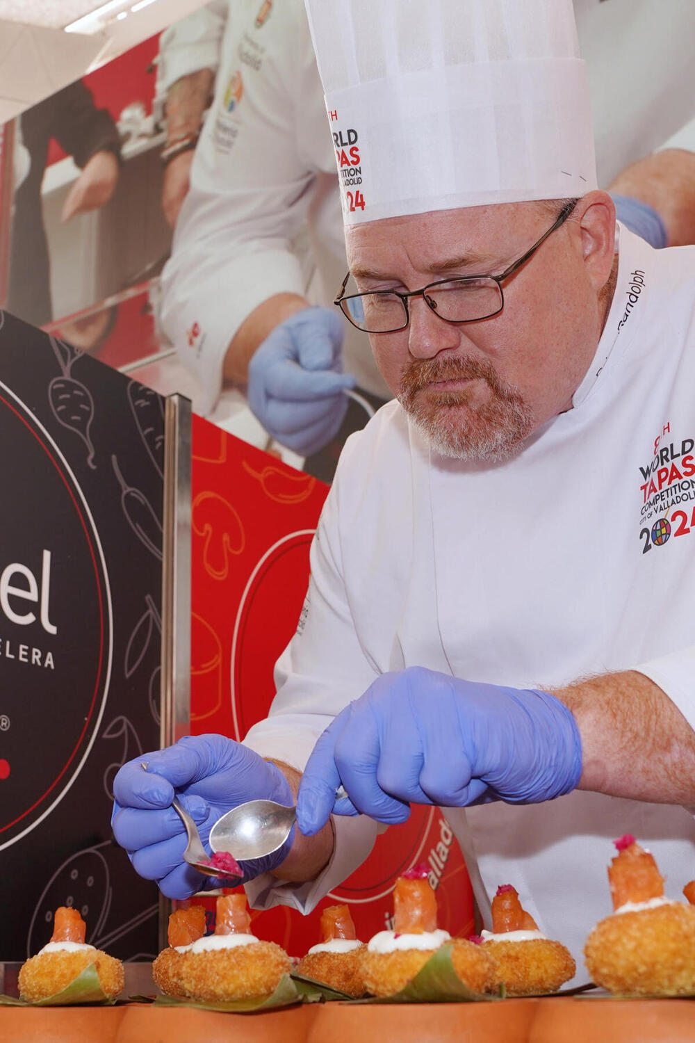 Brian Randolph, cocinero del restaurante Valencia Hotel Collection de Estados Unidos, participa con su tapa croqueta de salmón ahumado en el VIII Campeonato Mundial de Tapas. 