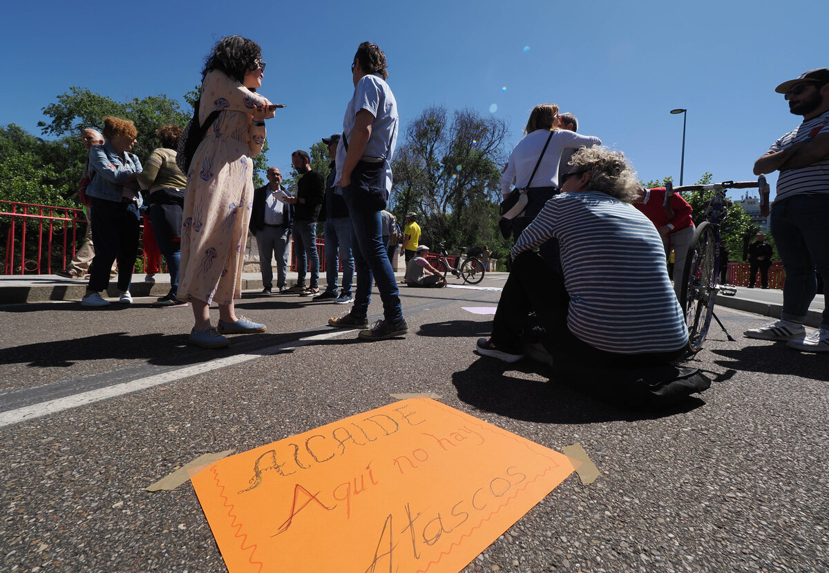 Sentada contra la reforma del Puente del Poniente.  / R. VALTERO ICAL