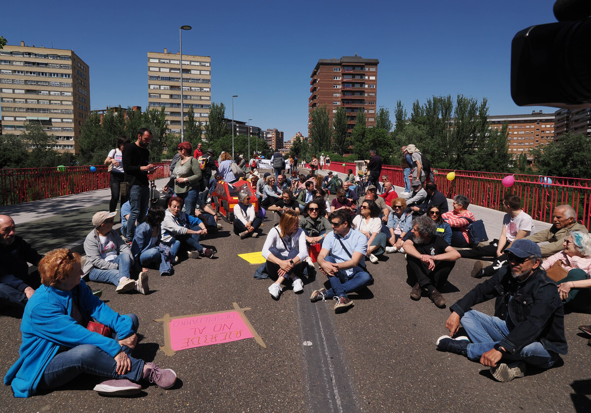 Sentada contra la reforma del Puente del Poniente.  / R. VALTERO ICAL