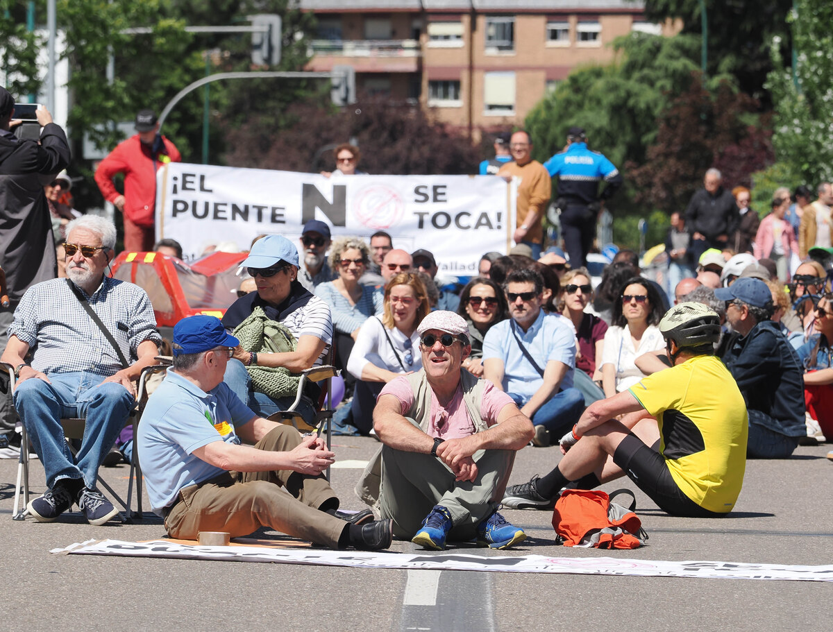 Sentada contra la reforma del Puente del Poniente.  / R. VALTERO ICAL