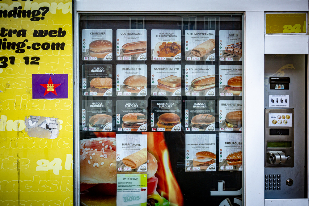 Una de las máquinas expendedoras en La Rondilla, con burguer, perritos o dúrum.