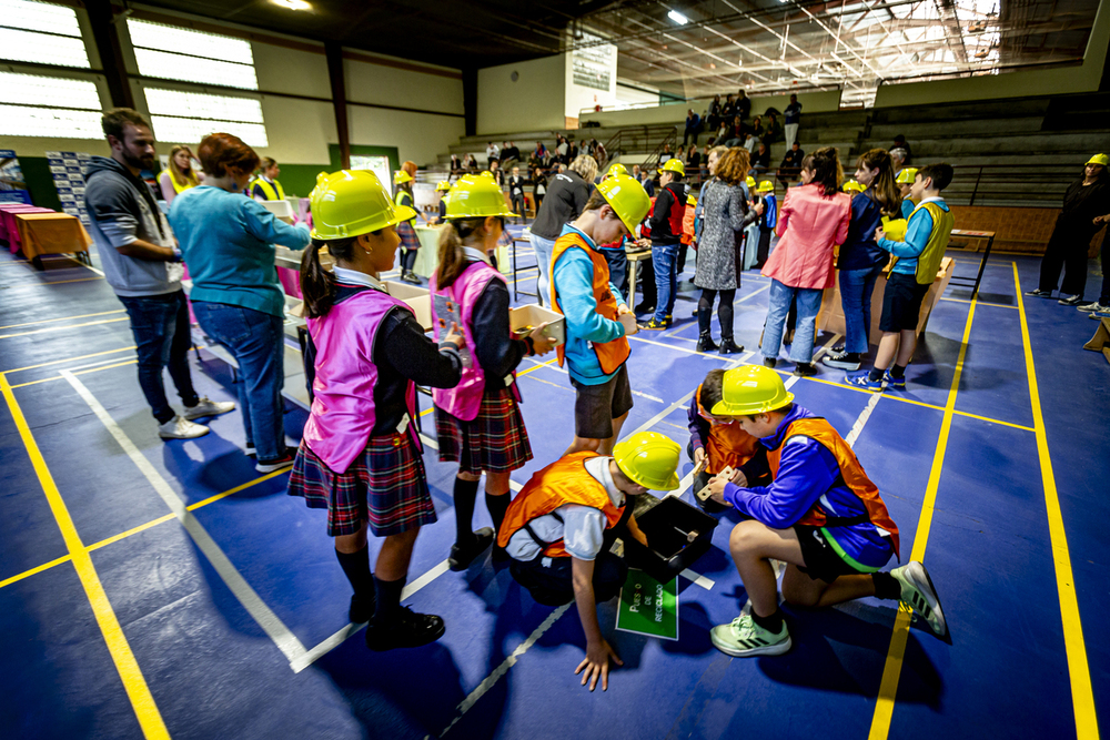 En la prueba piloto, desarrollada en el polideportivo de Cristo Rey, los niños se repartieron en grupos para conocer mediante dinámicas lúdicas (pinturas, puzzles o piezas de construcción de juguete) las distintas fases del proceso industrial.