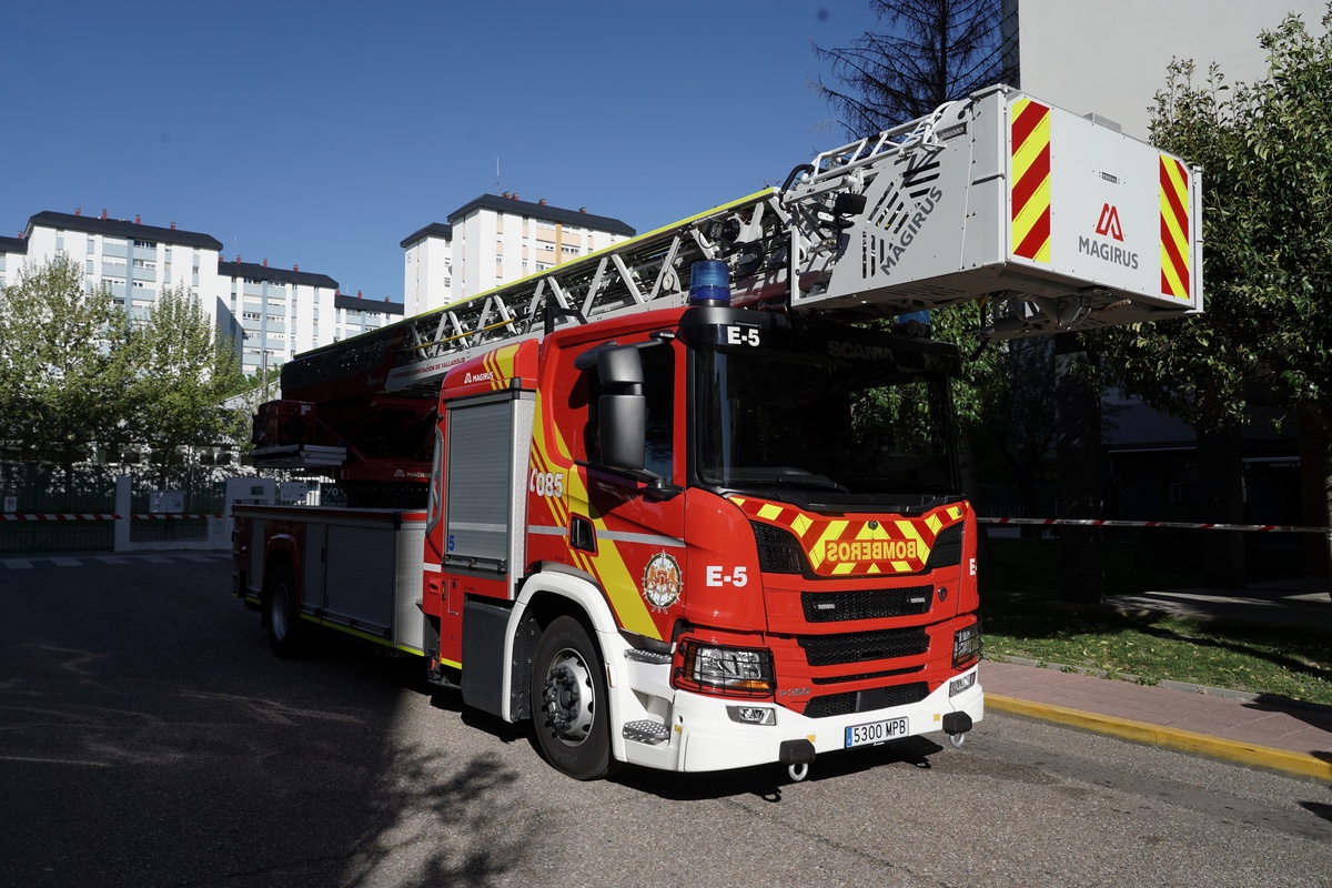 El presidente de la Diputación de Valladolid presenta el nuevo vehículo escala del Servicio de Extinción de Incendios  / RUBÉN CACHO / ICAL