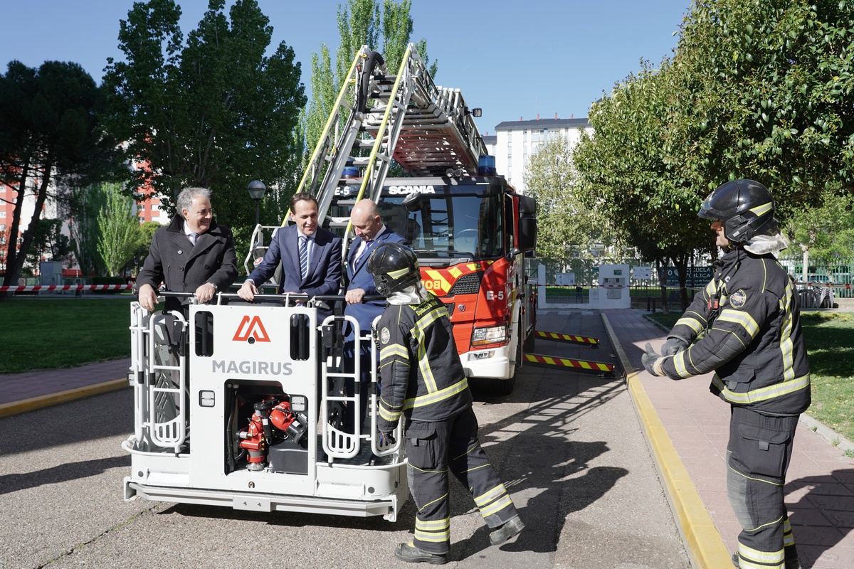 El presidente de la Diputación de Valladolid presenta el nuevo vehículo escala del Servicio de Extinción de Incendios  / RUBÉN CACHO / ICAL