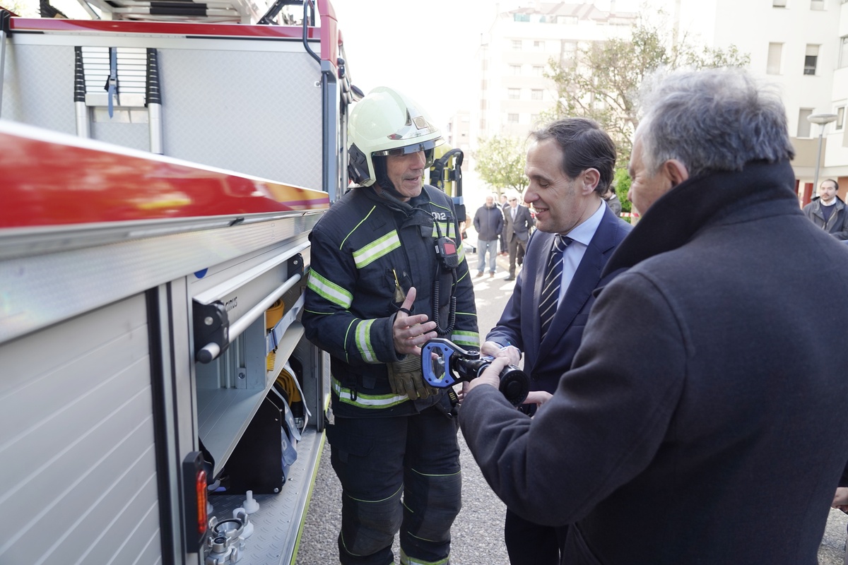 El presidente de la Diputación de Valladolid presenta el nuevo vehículo escala del Servicio de Extinción de Incendios  / RUBÉN CACHO / ICAL