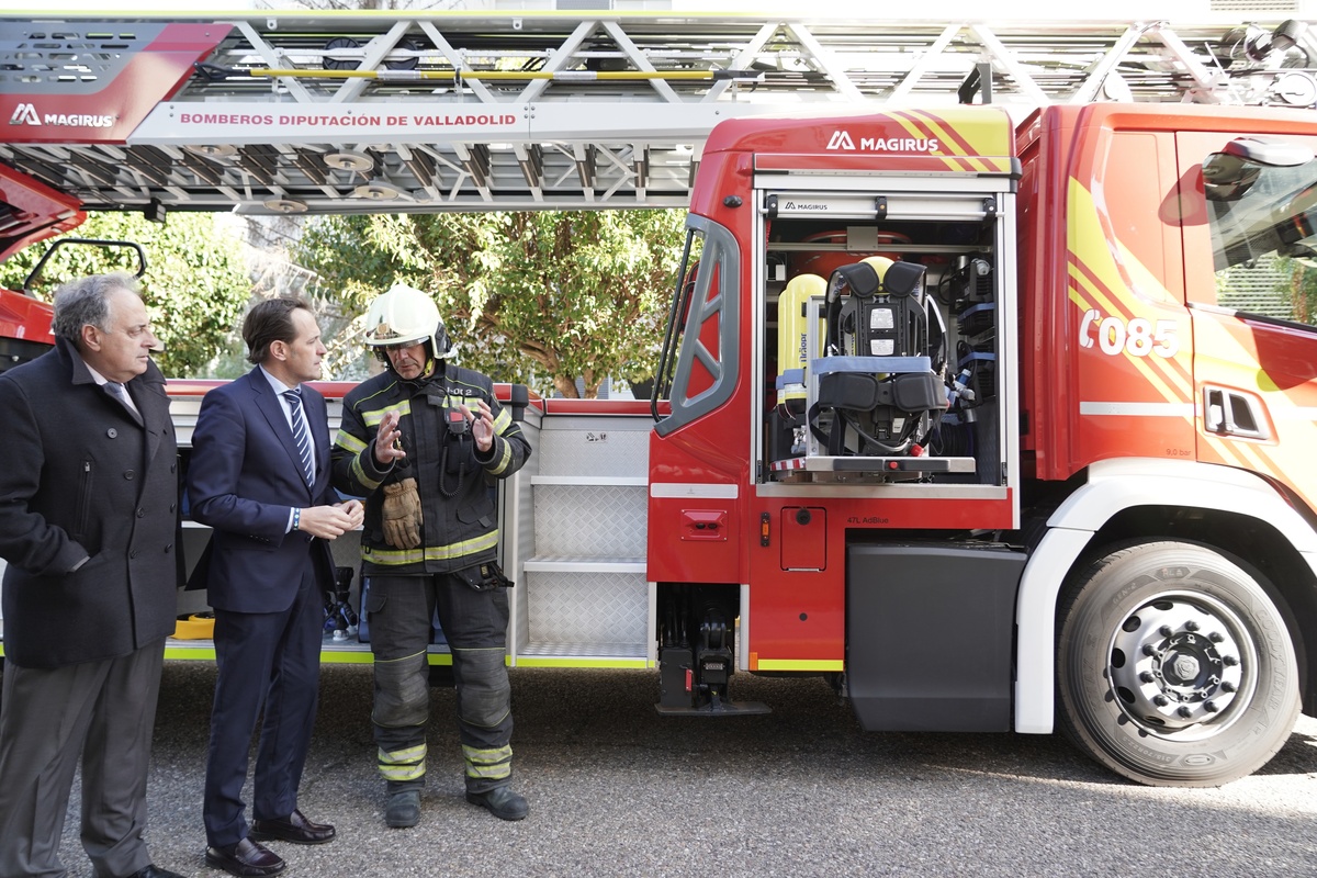 El presidente de la Diputación de Valladolid presenta el nuevo vehículo escala del Servicio de Extinción de Incendios  / RUBÉN CACHO / ICAL