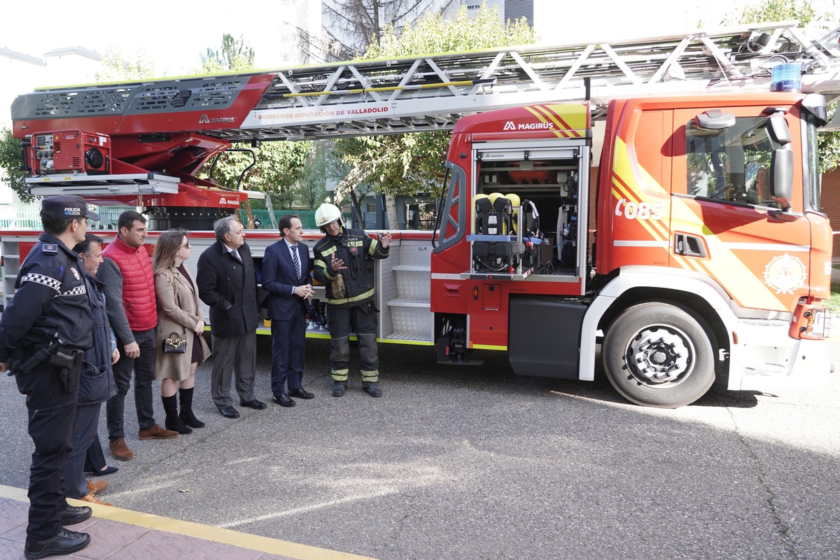 El presidente de la Diputación de Valladolid presenta el nuevo vehículo escala del Servicio de Extinción de Incendios  / RUBÉN CACHO / ICAL